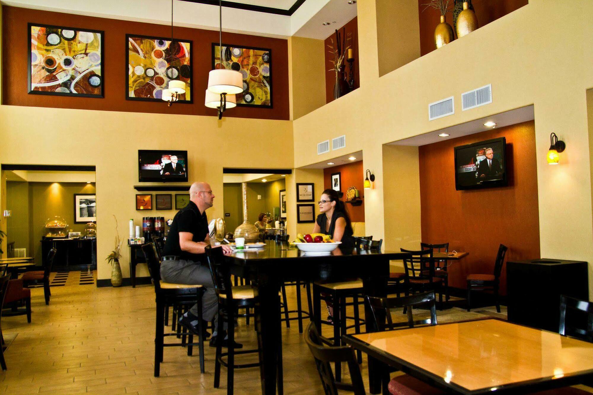Hampton Inn & Suites Dallas-Desoto Restoran gambar