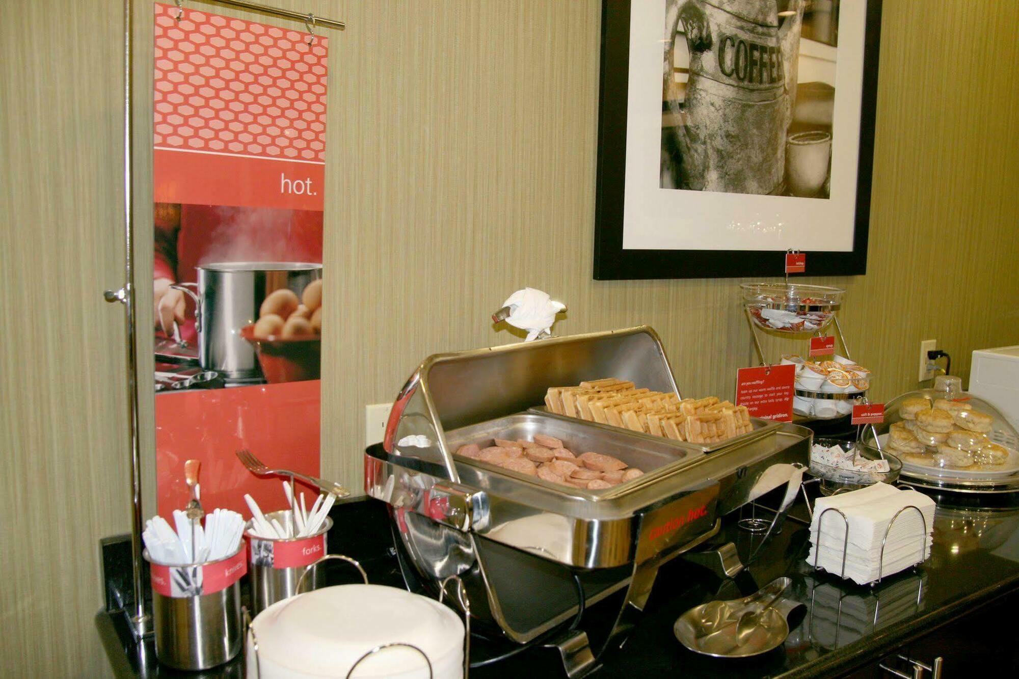 Hampton Inn & Suites Dallas-Desoto Restoran gambar
